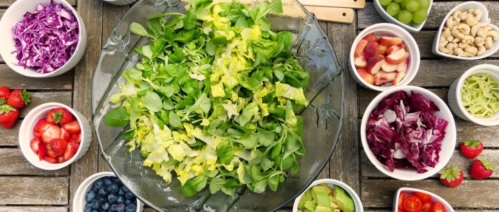 Säure-Basen-Haushalt gesunde Ernährung Gesundes Gleichgewicht im Säure-Basen-Haushalt mit Obst Beeren Salat Nüssen